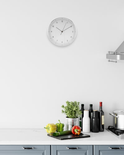 Große Wanduhr, Weiß und Silber