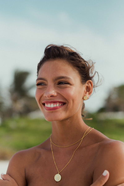 Glückliche Frau trägt minimalistische Cancun Kette in Gold