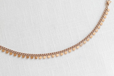 Rosegoldenes Plättchen Armband mit verstellbarem Verschluss im minimalistischen Stil 