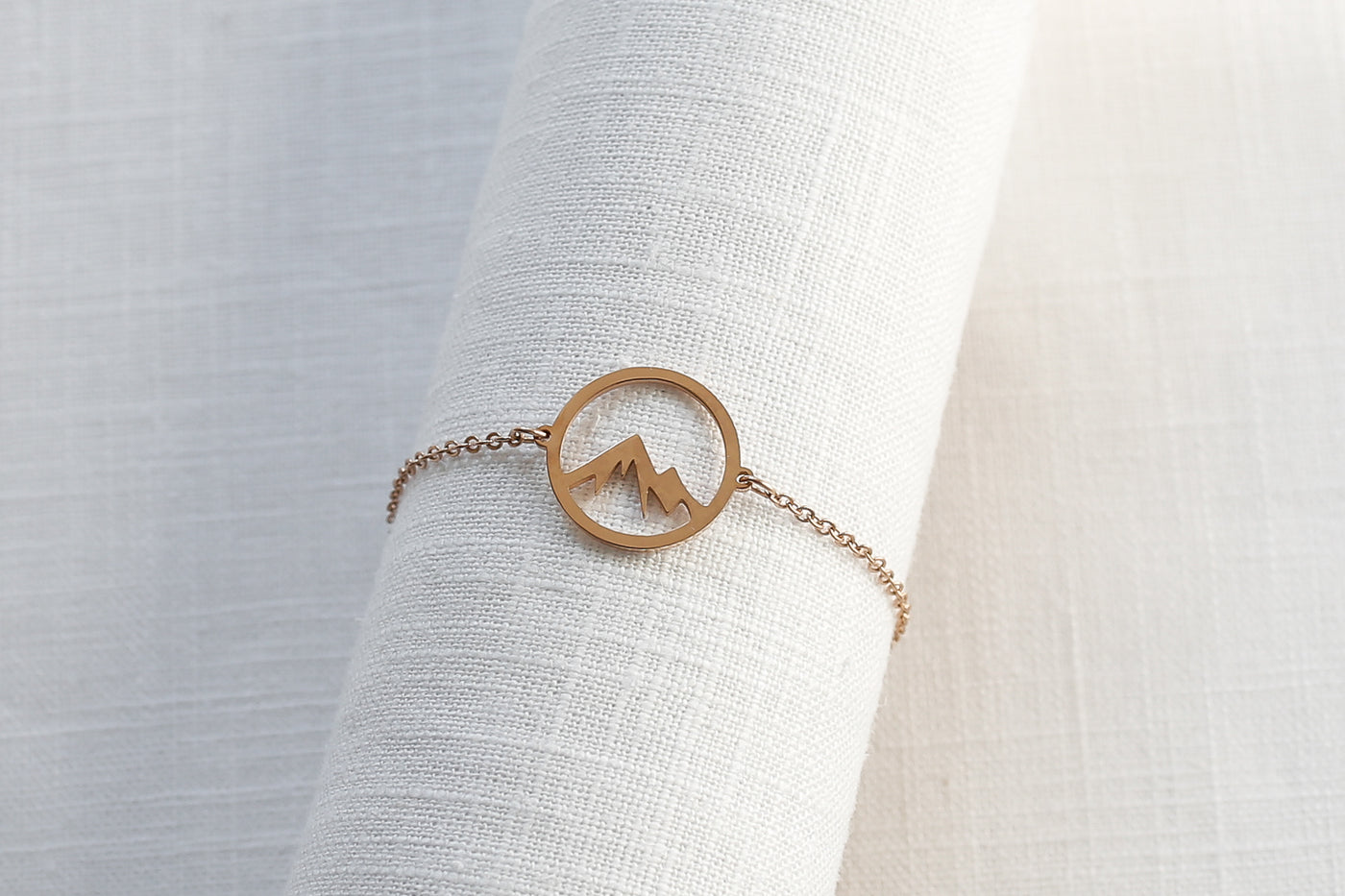 Gold Armband mit Bergspitze Anhänger aus Edelstahl auf Stoff 