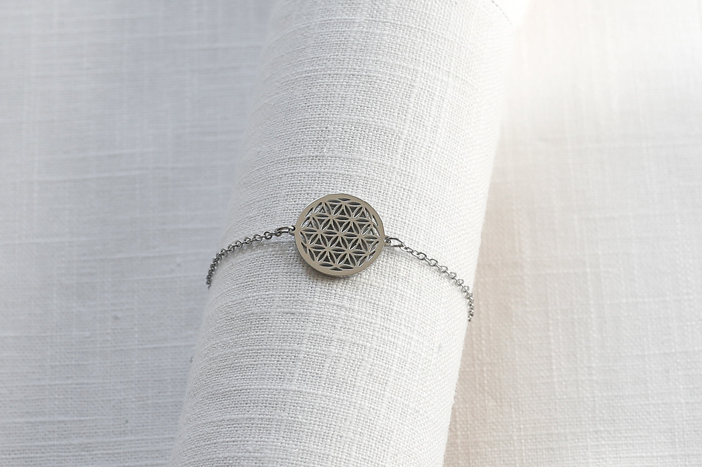 Schlichtes Silber Armband mit Mandala Anhänger und Verlängerung auf Stoff