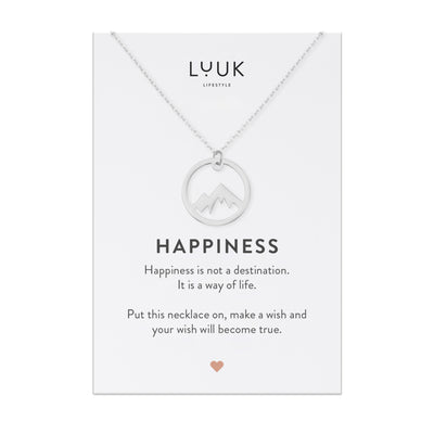 Silberne Halskette mit Bergspitze Anhänger auf Happiness Karte von der Marke Luuk Lifestyle.