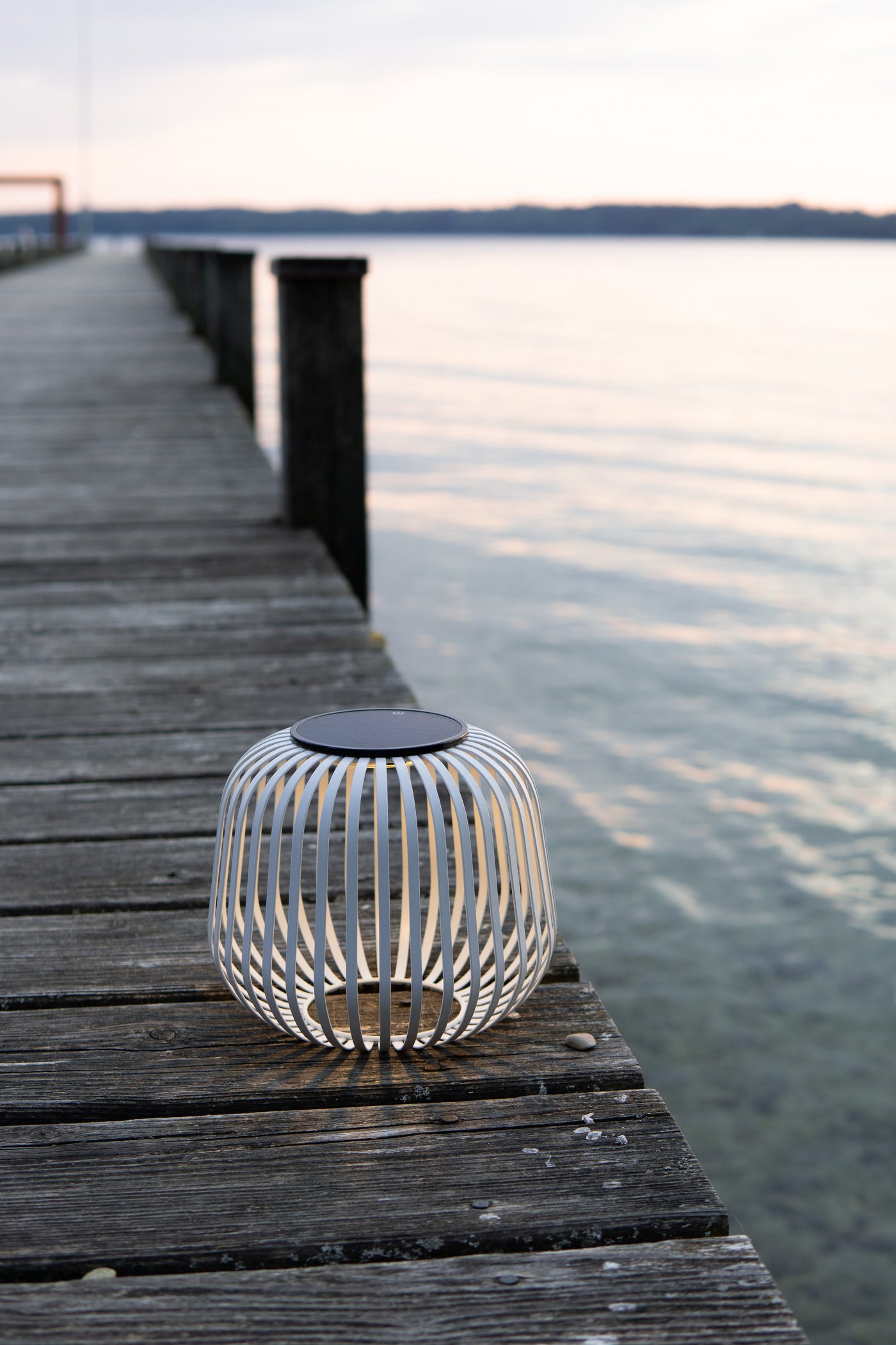 Solar Lampe für draussen in weiss auf See Steg im Skandinavischen Stil 