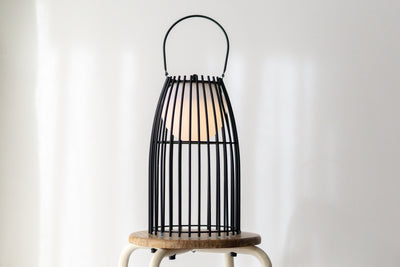 Leuchtende Stehlampe mit schwarzen Gittern auf Holz Hocker 