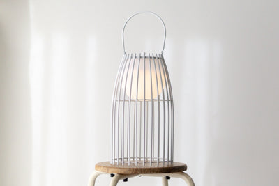 Moderne Stehlampe mit weißen Gittern auf Holz Hocker 