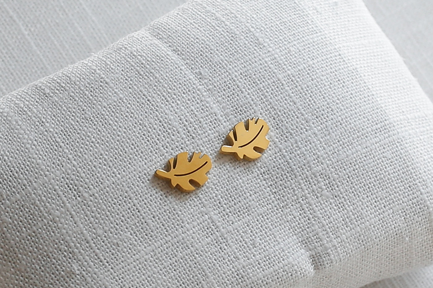 Palmen Blatt Ohrringe in Gold auf Stoff
