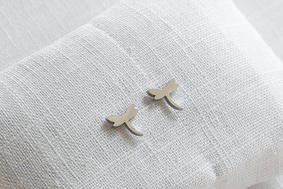Hochwertige Ohrringe mit Libellen Symbol auf Stoff 