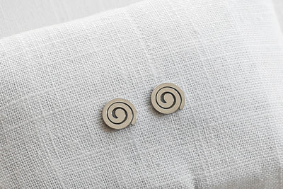 Spiralen Ohrringe in Silber aus Edelstahl auf Stoff