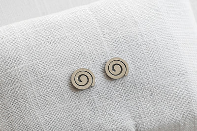Spiralen Ohrringe in Silber aus Edelstahl auf Stoff