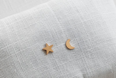 Edelstahl Ohrringe mit Stern und Mond Motiv auf Stoff