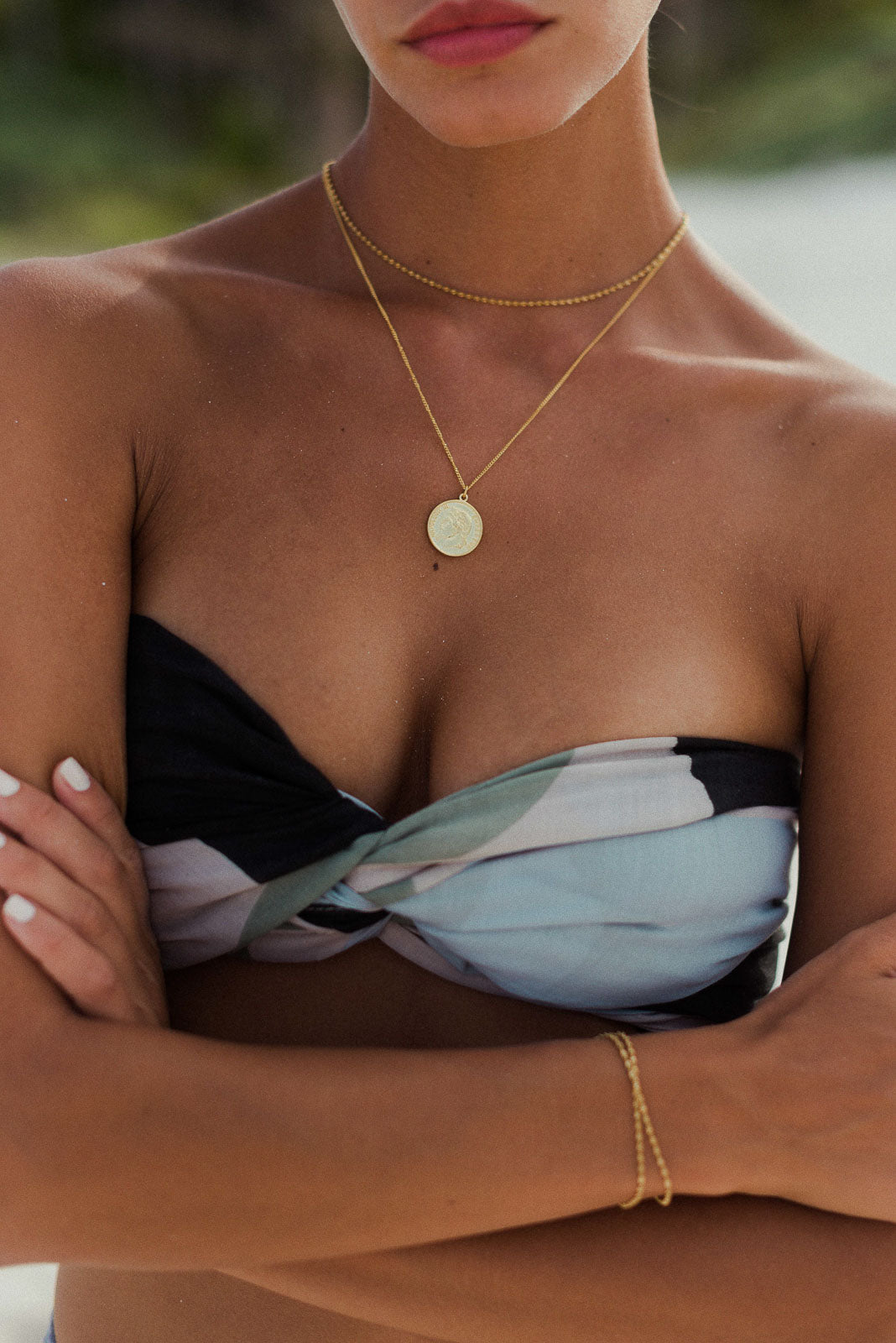 Dekolletee trägt feminine Edelstahl Halskette und Armband