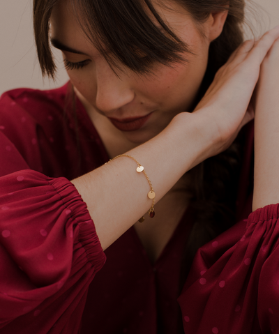 Frau trägt hautverträgliches Kreis Armband in Gold für Damenschmuck Liebhaber 