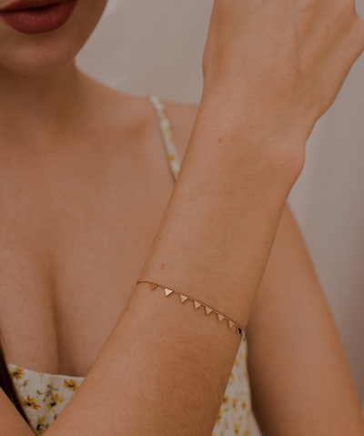 Filigranes Damenarmband mit Dreieck Plättchen Anhängern in Rosa aus Edelstahl
