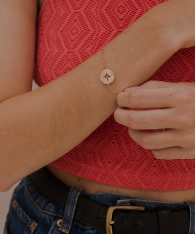 Close up Bild des filigranen Armband mit Kompass Anhänger in Rosegold  