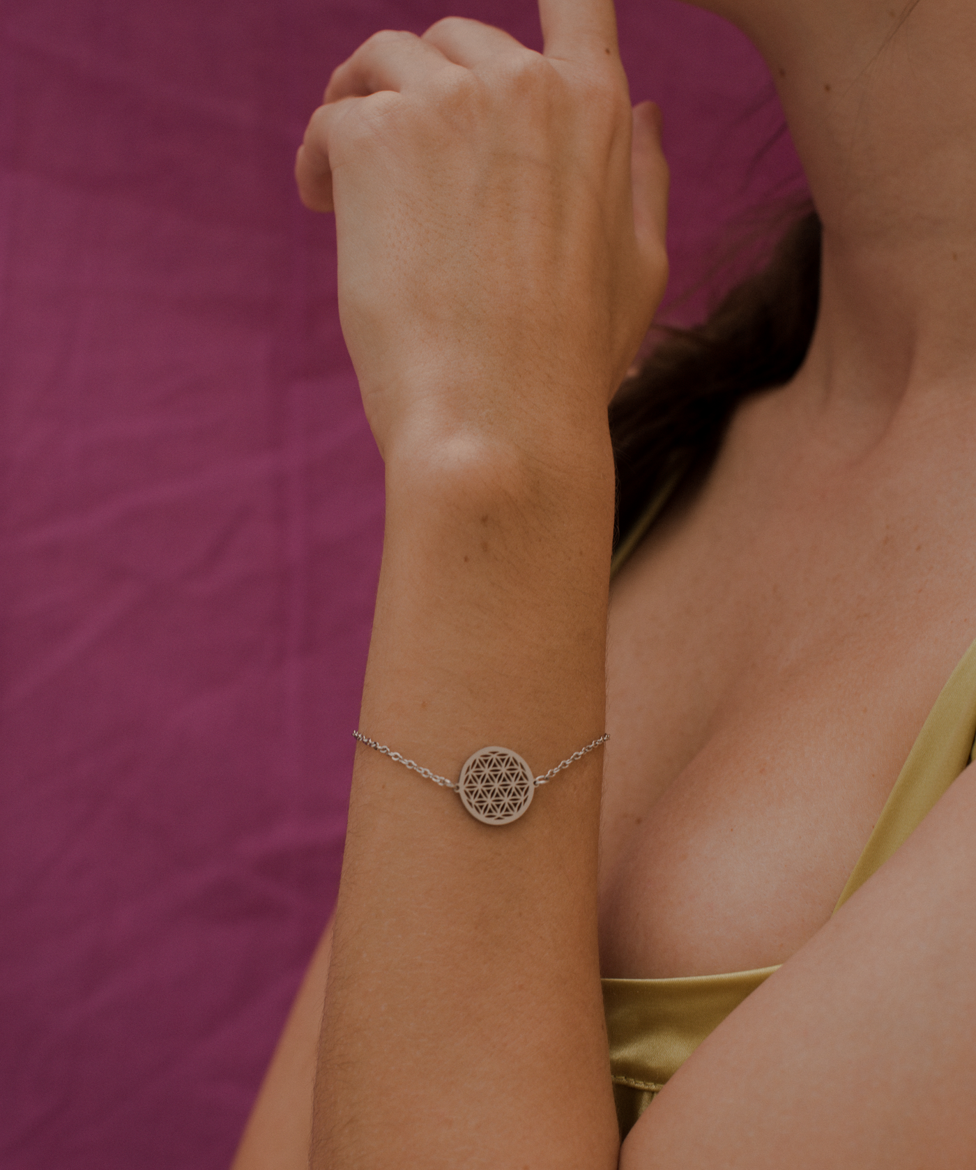 Armgelenk mit Armband und Mandala Motiv Anhänger in Silber