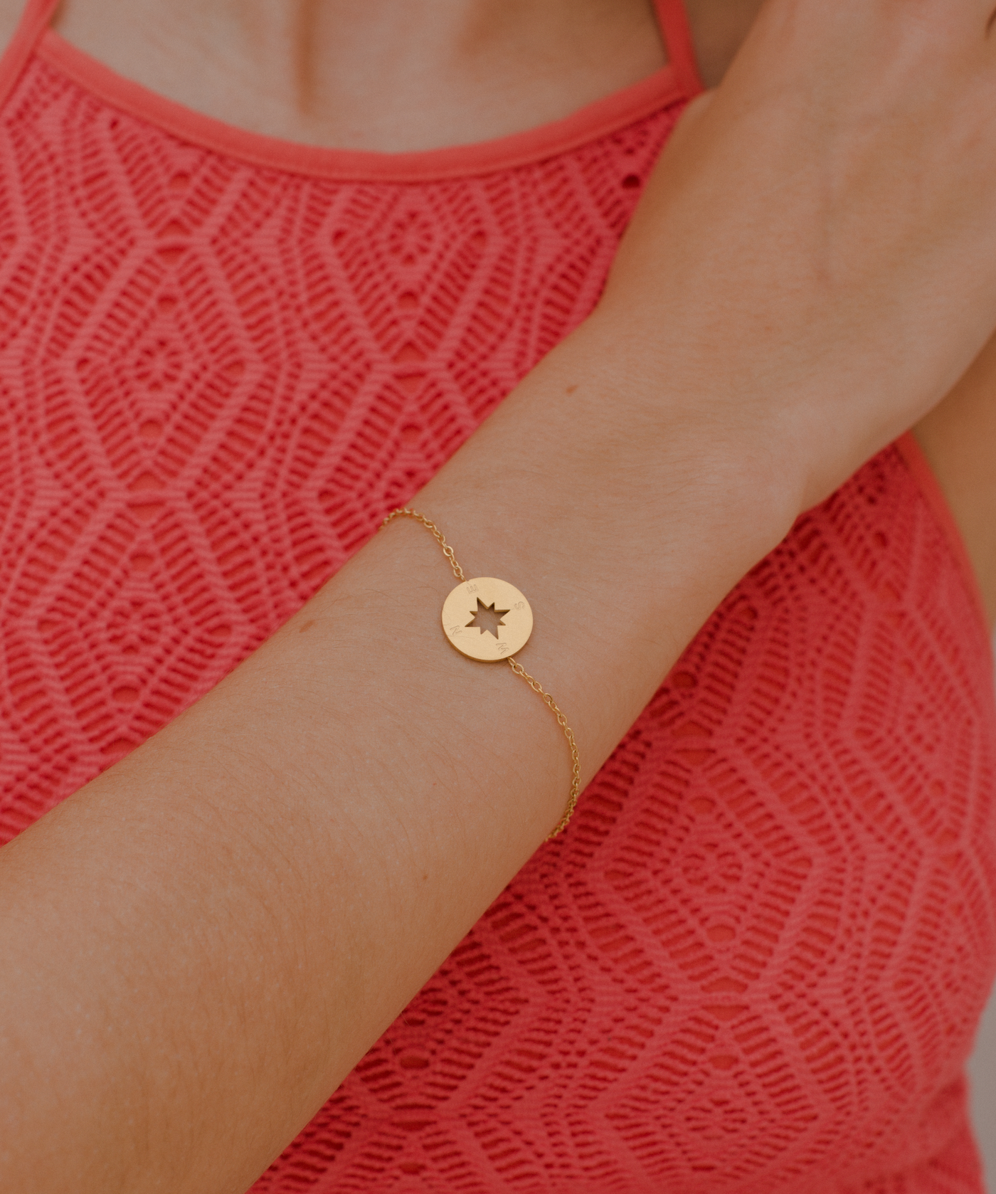 Goldenes Edelstahl Armband mit Kompas Symbol Anhänger 