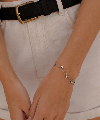 Mädchen trägt dezentes Edelstahl Armband mit Herz Anhängern 