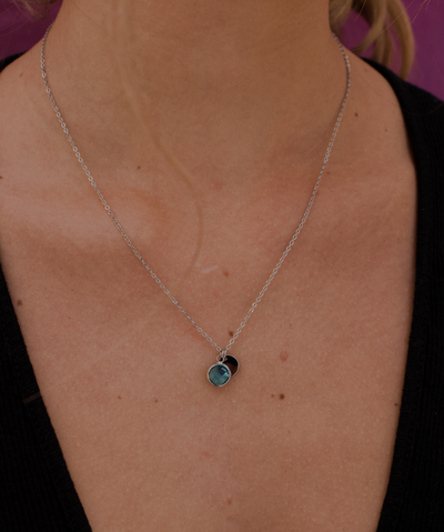 Damendekolletee trägt Feminine hellblaue Edelstein Halskette aus Edelstahl