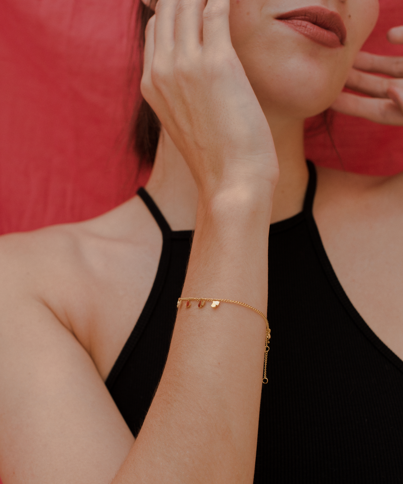 Junge Frau trägt Gold Armband mit minimalistischen Blatt Anhängern