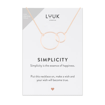 Halskette mit verschlungenen Kreis Anhängern in Rosegold auf Simplicity Spruchkarte von Luuk Lifestyle