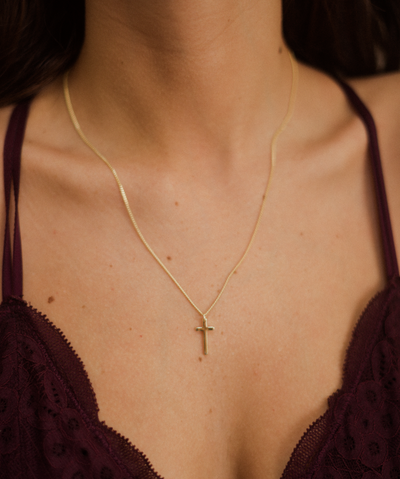 Dekolletee mit filigraner Gold Kette mit Kreuz Anhänger 