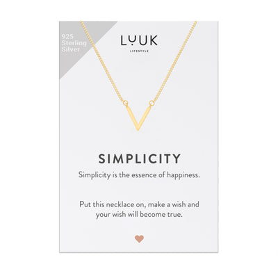 Halskette mit V Anhänger in Gold auf Simplicity Spruchkarte von der Marke Luuk Lifestyle 