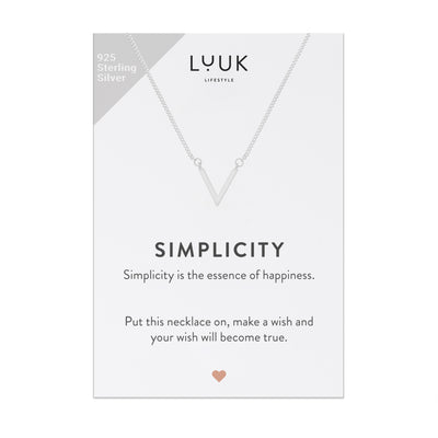 Kette mit V Anhänger in Silber auf Simplicity Spruchkarte von der Brand Luuk Lifestyle 