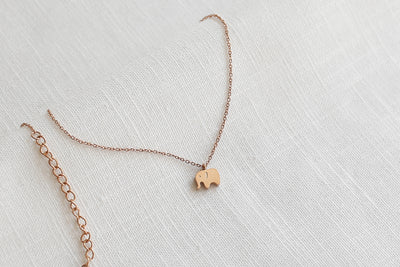 Minimalistische Halskette mit Elefant Anhänger und verlängerungs Verschluss in Rosegold auf Stoff