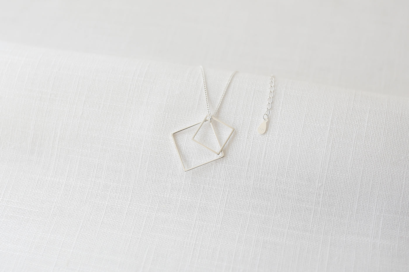 Sterlingsilber Kette mit einem großen und kleinen Viereck Anhänger mit verstellbarer Länge auf Leinen Stoff 