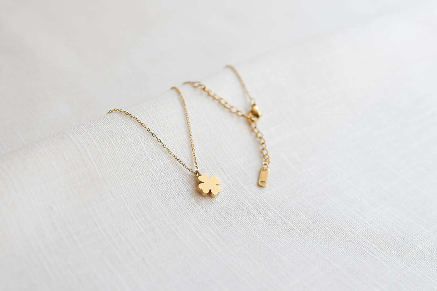 Necklace with clover leaf pendant and Happiness greeting card