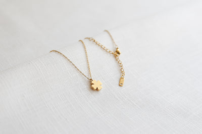 Necklace with clover leaf pendant and Happiness greeting card