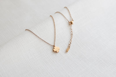 Necklace with clover leaf pendant and Happiness greeting card