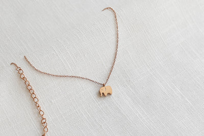 Minimalistische Halskette mit Elefant Anhänger und verlängerungs Verschluss in Rosegold auf Stoff