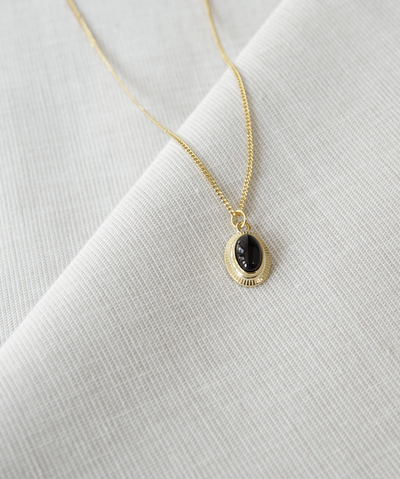 Dezente Halskette mit schwarzem Onyx Stein und goldenen Details