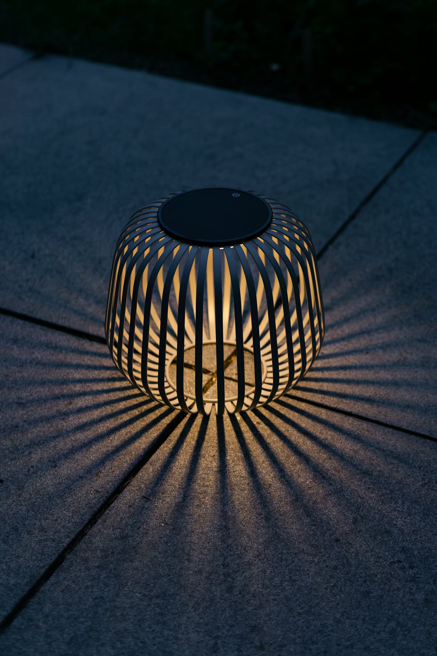 Outdoor Solar Lampe wirft Abends Schattenlichter auf den Boden