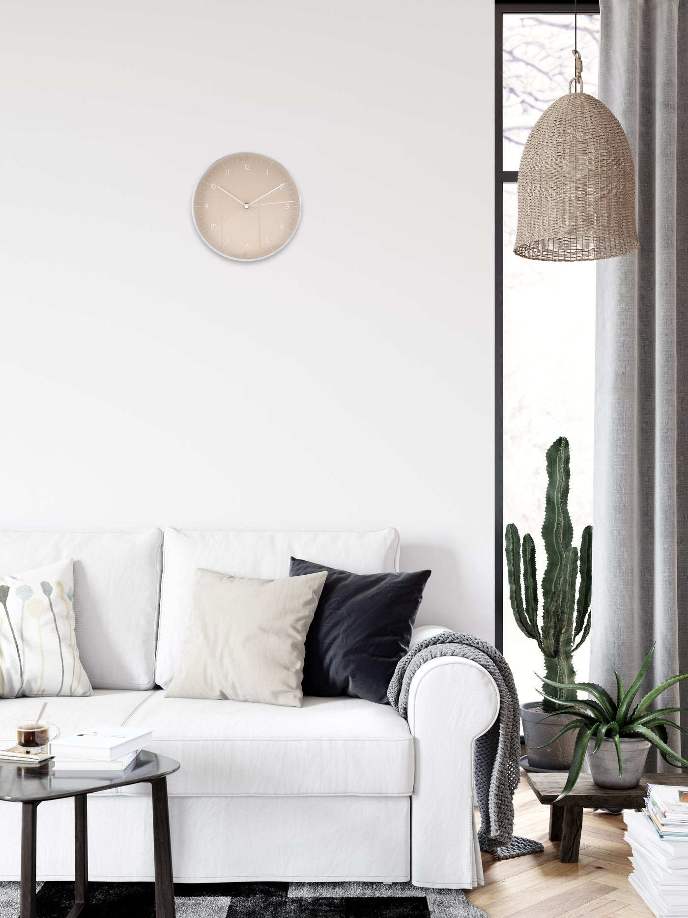 Elegante Wanduhr in Creme mit weißen Details und silbernem Gestell über Couch im Wohnzimmer