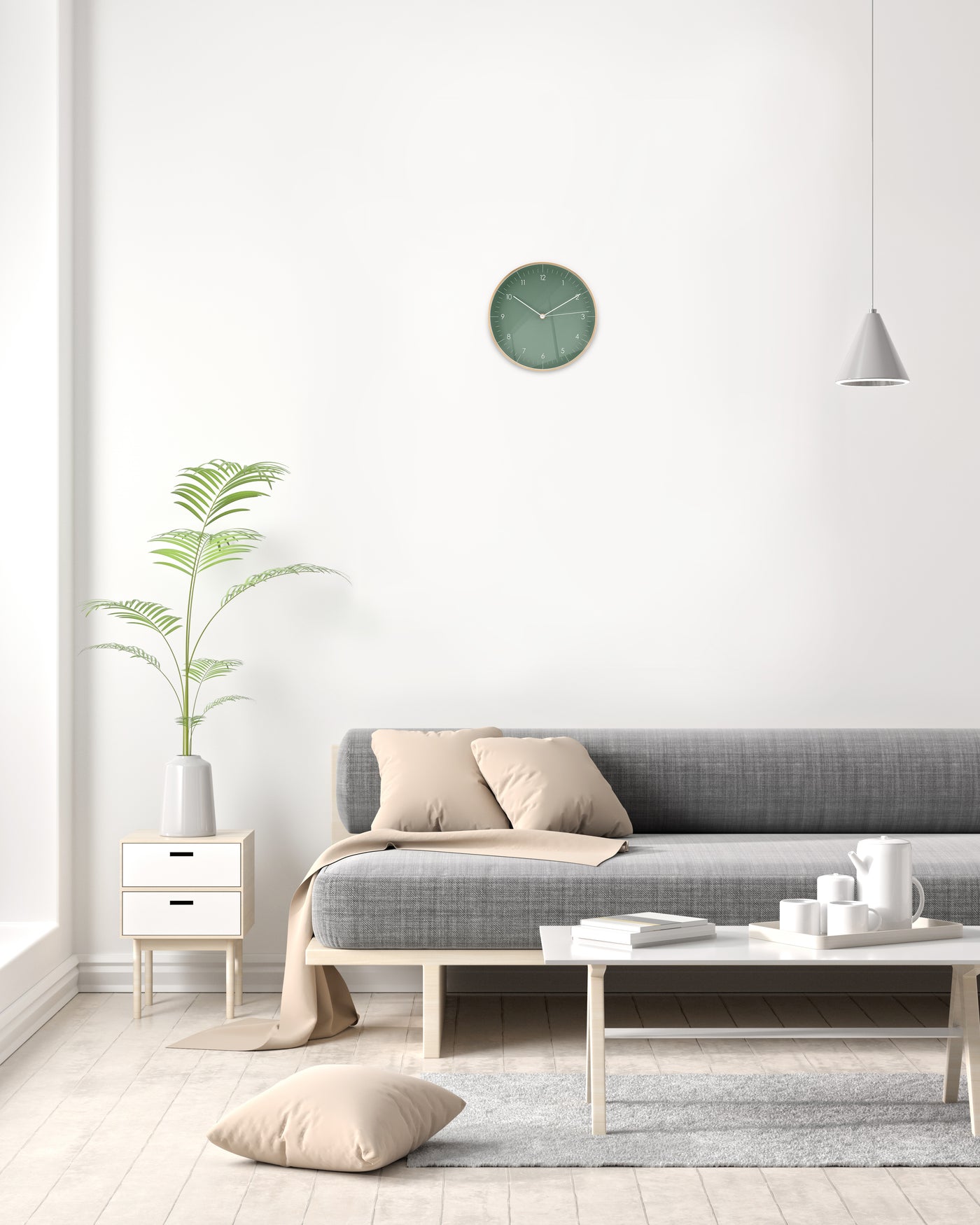 Im Wohnzimmer hängt Wanduhr mit grünem Zifferblatt und goldenen Details über Beistelltisch mit Vase und grauer Couch