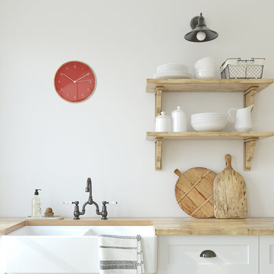 Rote Wanduhr hängt über Küche im Boho Stil 