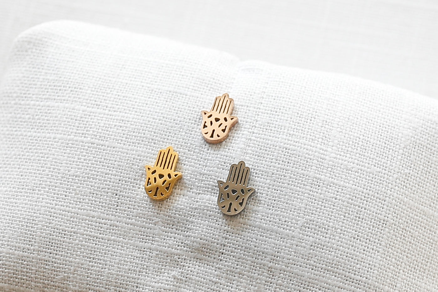 Drei verschiedene Ohrstecker in jeweils Gold, Silber und Rosegold 