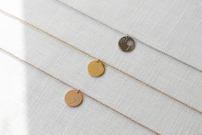 Drei alltagstagstaugliche Halsketten mit Pusteblumen Anhänger in jeweils Silber, Gold und Roségold auf Stoff