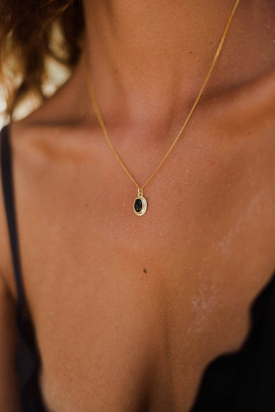 Close up von der filigranen Onyx Halskette in Gold