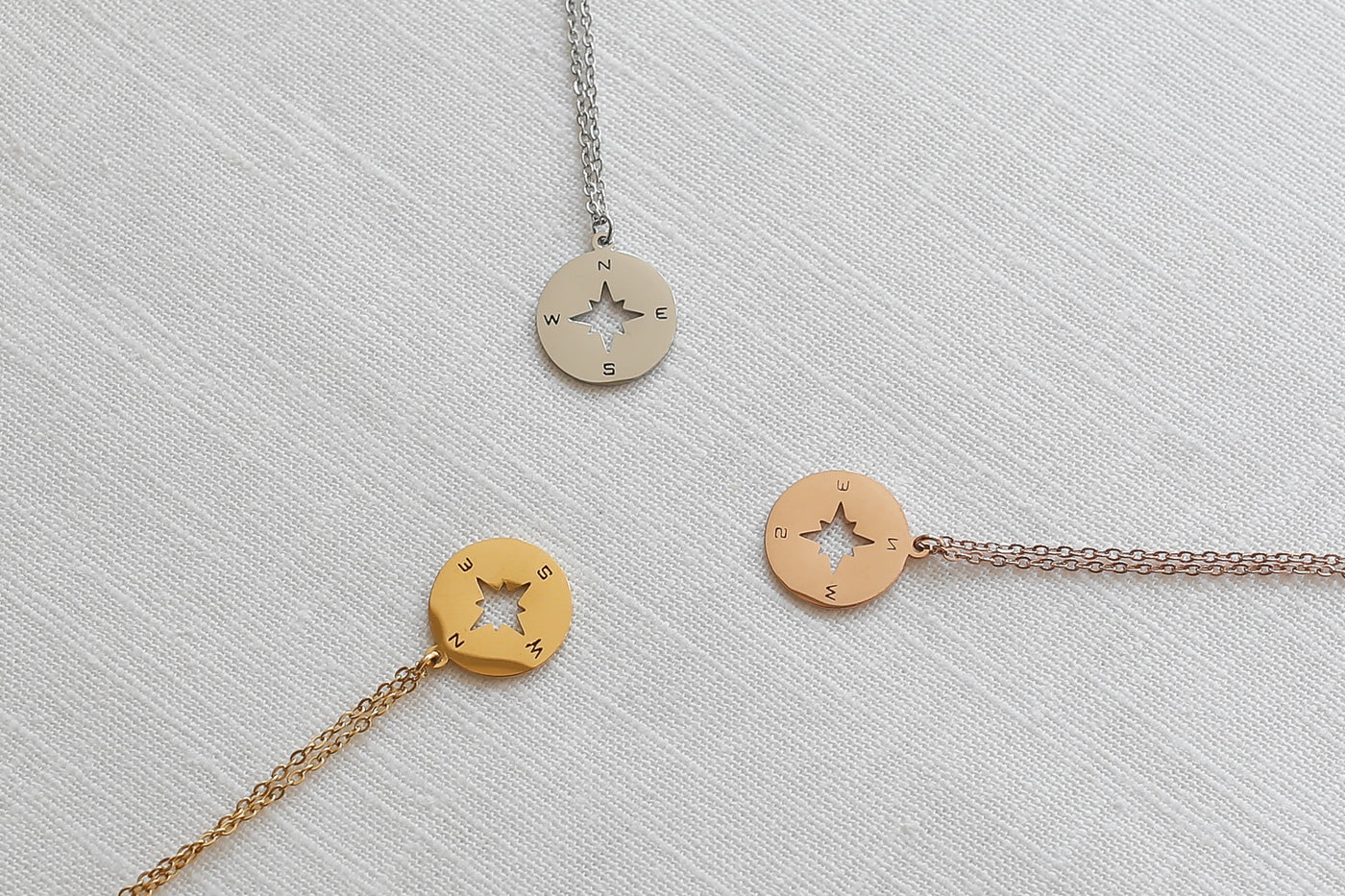 Drei alltagstaugliche Halskette mit abstrakten Kompass Anhänger in jeweils Silber, Gold und Rosegold