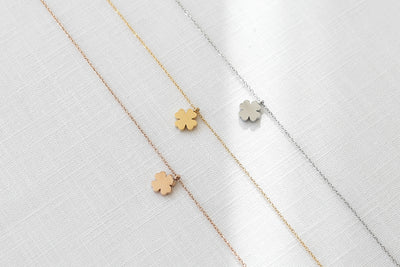 Necklace with clover leaf pendant and Happiness greeting card