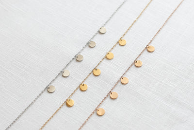 Drei verstellbare Halsketten mit Plättchen Anhänger in den Farben Silber, Gold und Roségold aus Edelstahl auf Stoff 