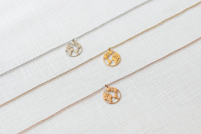 Drei alltagstaugliche Halsketten mit Weltkarten Anhänger aus Edelstahl in Silber, Gold und Roségold