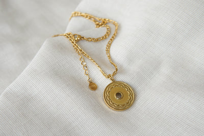 Kreis Kette mit filigranen Details aus Edelstahl in Gold