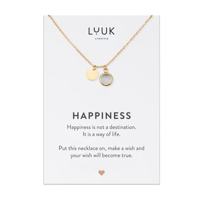 Goldene Halskette mit weißem Kristall Anhänger auf Happiness Spruchkarte von der Marke Luuk Lifestyle