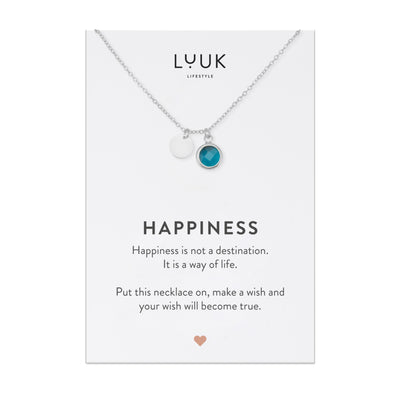 Silberne Halskette mit blauem Kristall Anhänger auf Happiness Spruchkarte von der Brand Luuk Lifestyle 