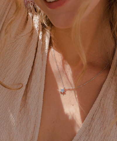 Frau trägt minimalistische Halskette mit Stern Anhänger aus Edelstahl