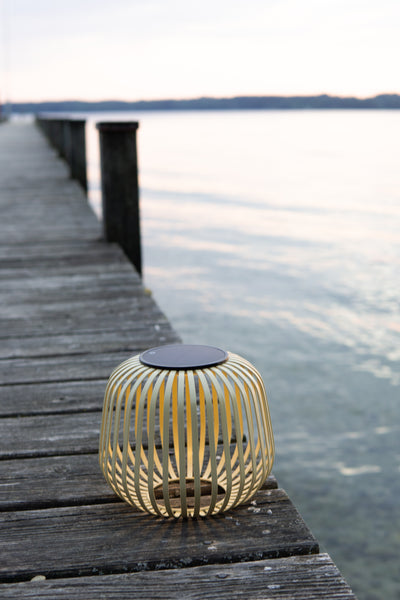 Sand braune solar Lampe leuchtet auf See Steg